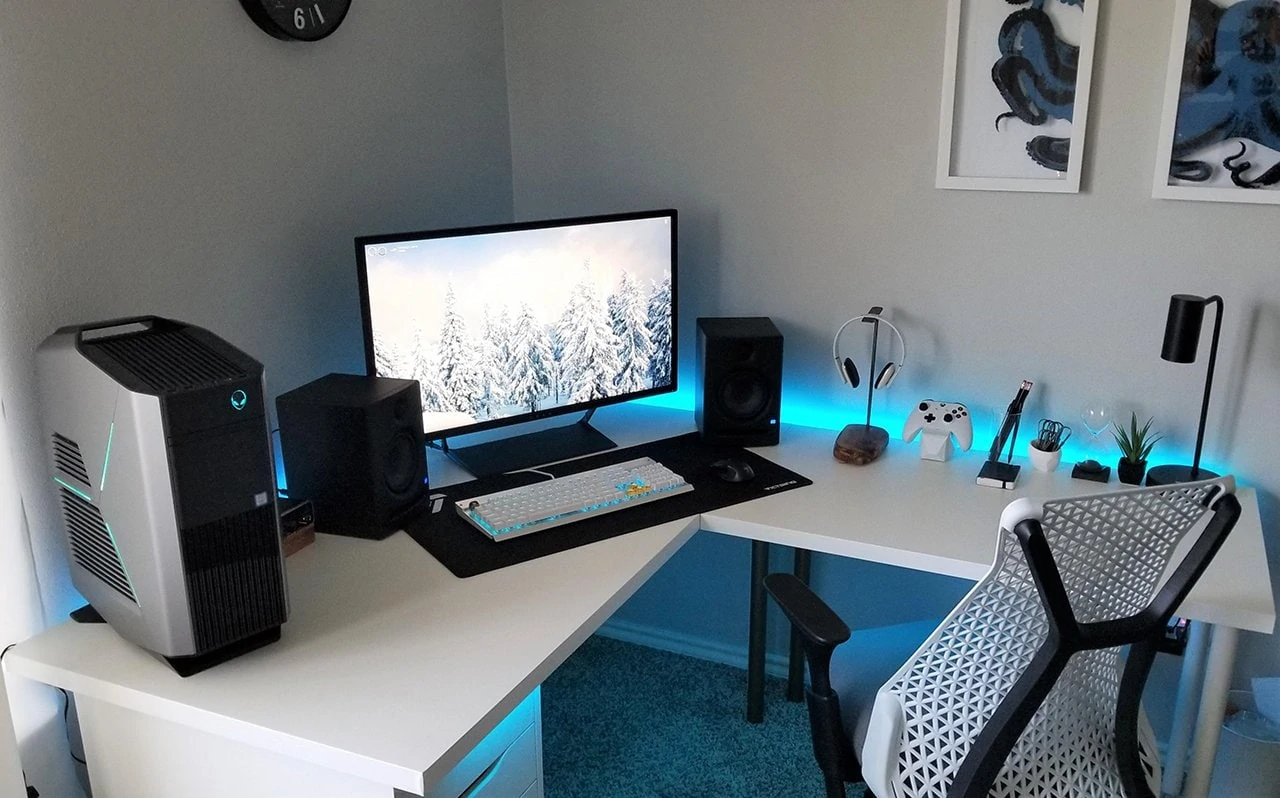 L-shaped desk with single monitor