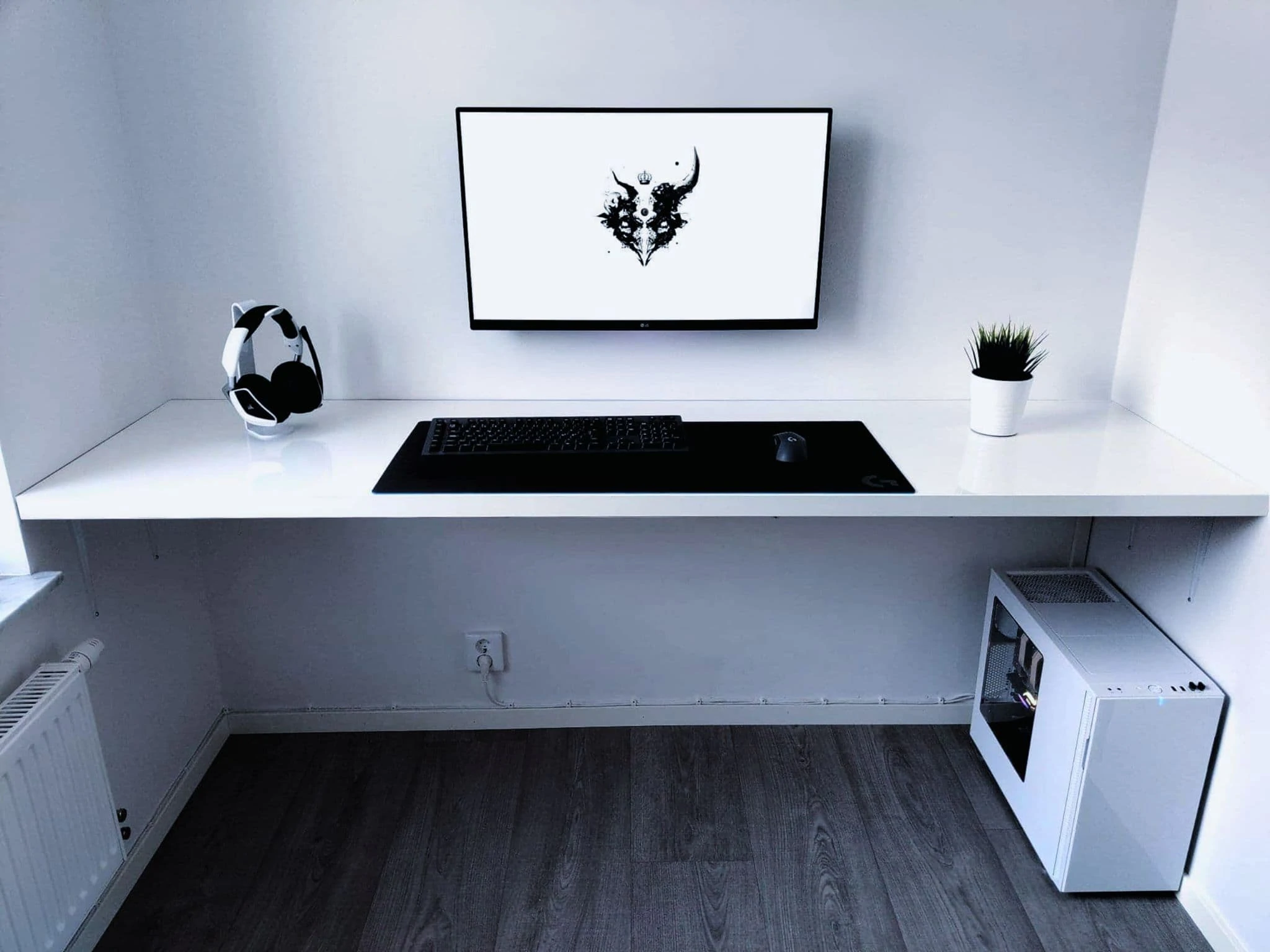 A minimalistic setup with no cables in sight.