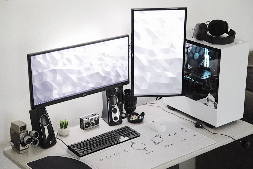 Chromatic's gaming setup with the NZXT H500i computer case