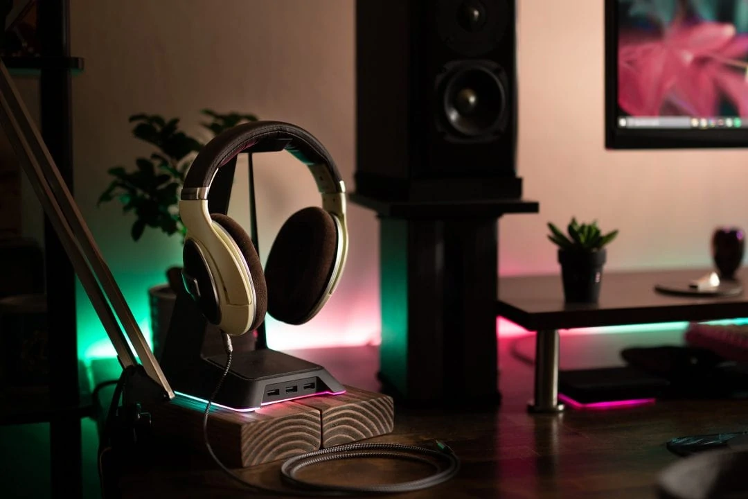 Headphone stand