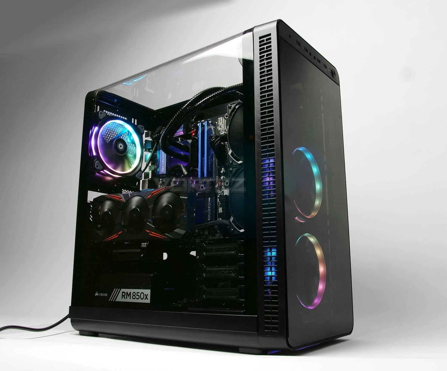 Unique curved acrylic side panel in the Tt View 37 case.