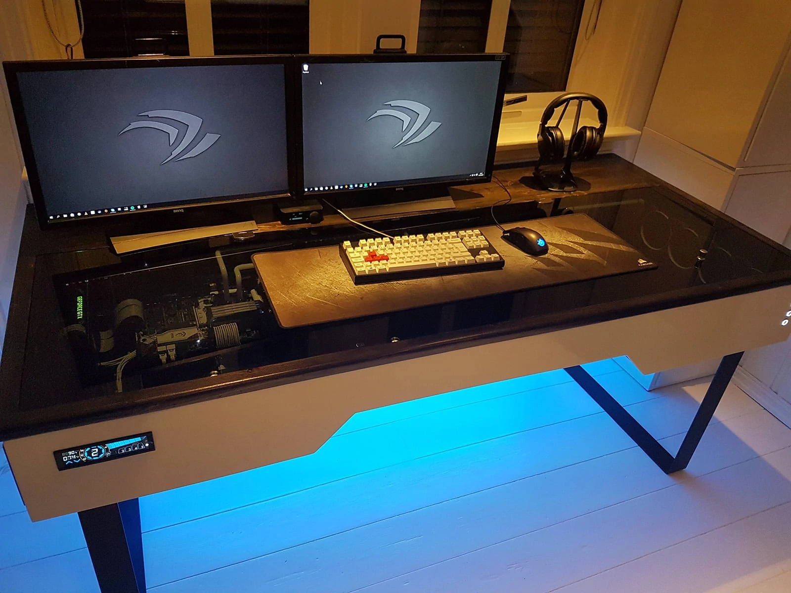 An advanced DIY desk pc build
