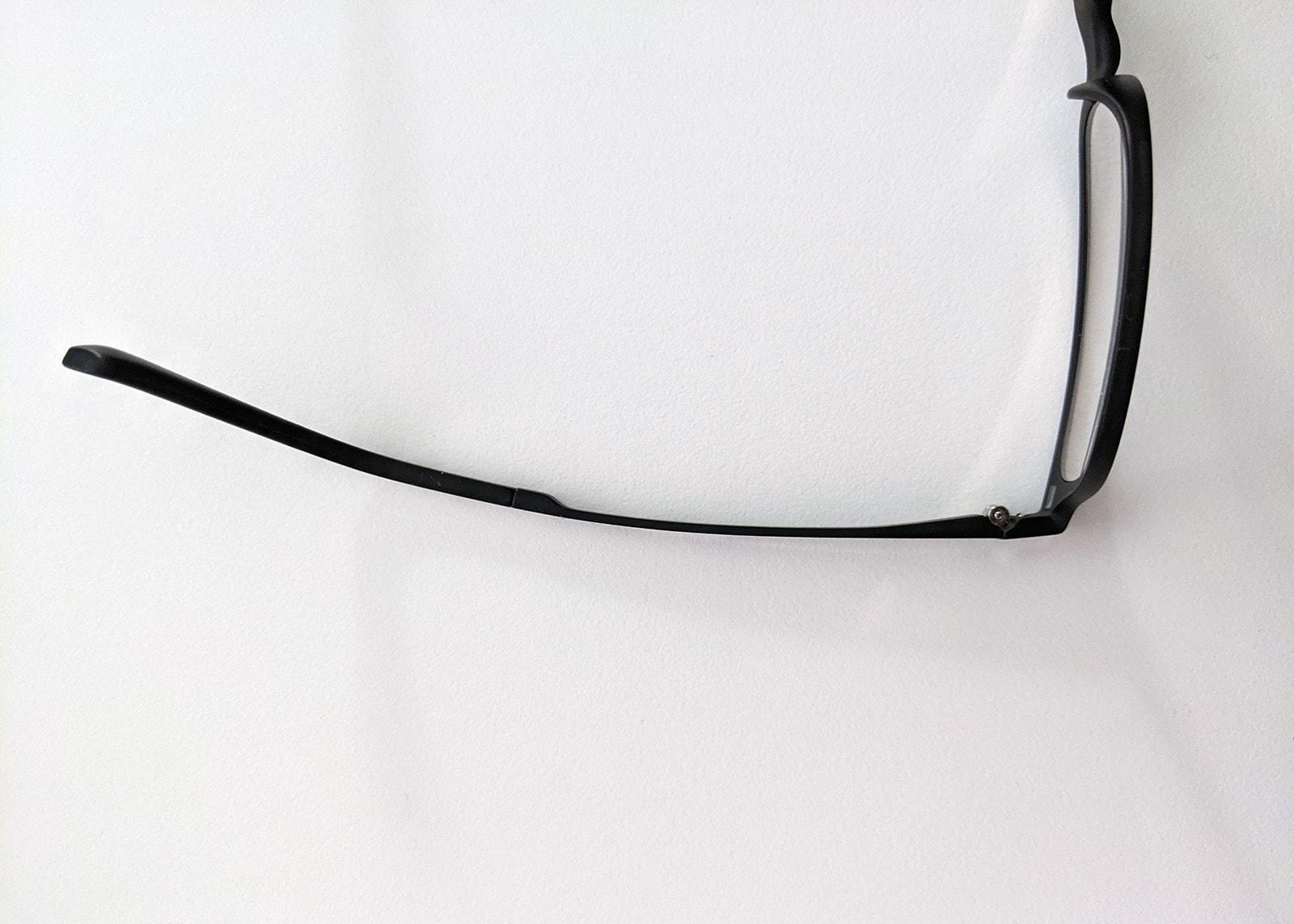 The HyperX Spectre React's thin temple arms.