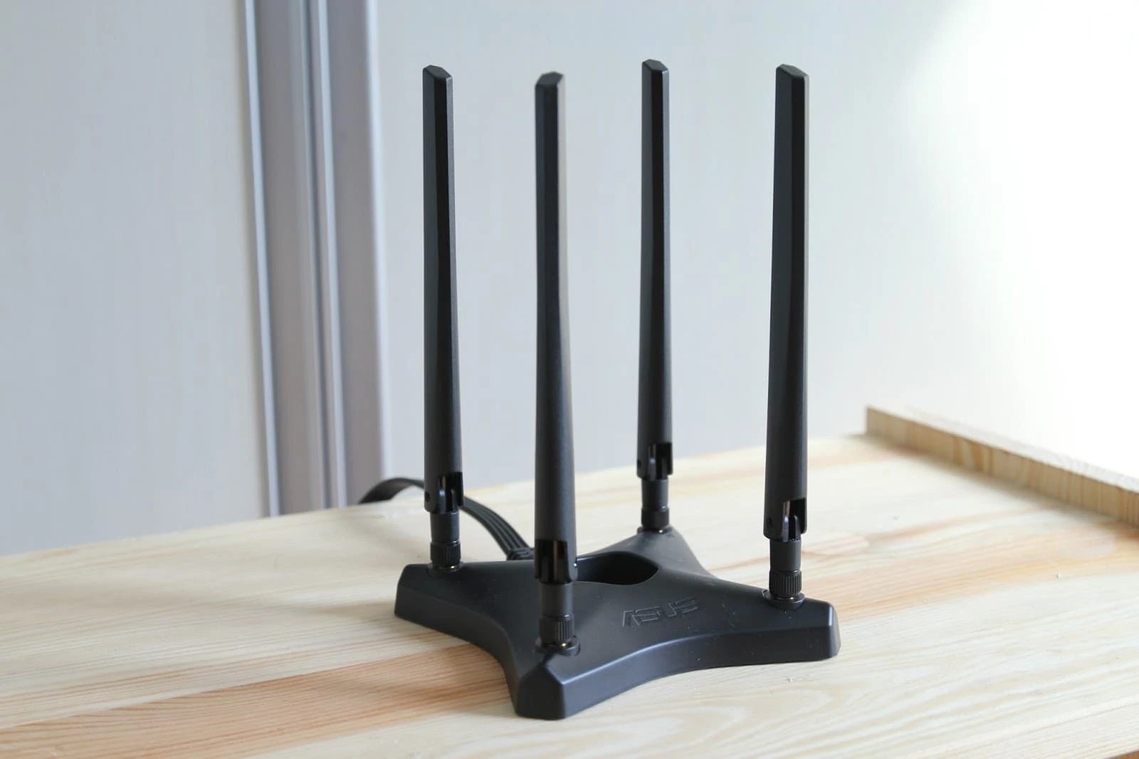 The best wifi cards come with external antennas with a moveable base