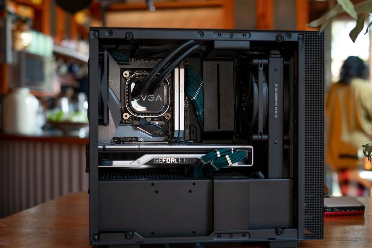 NZXT H200 PC case build example