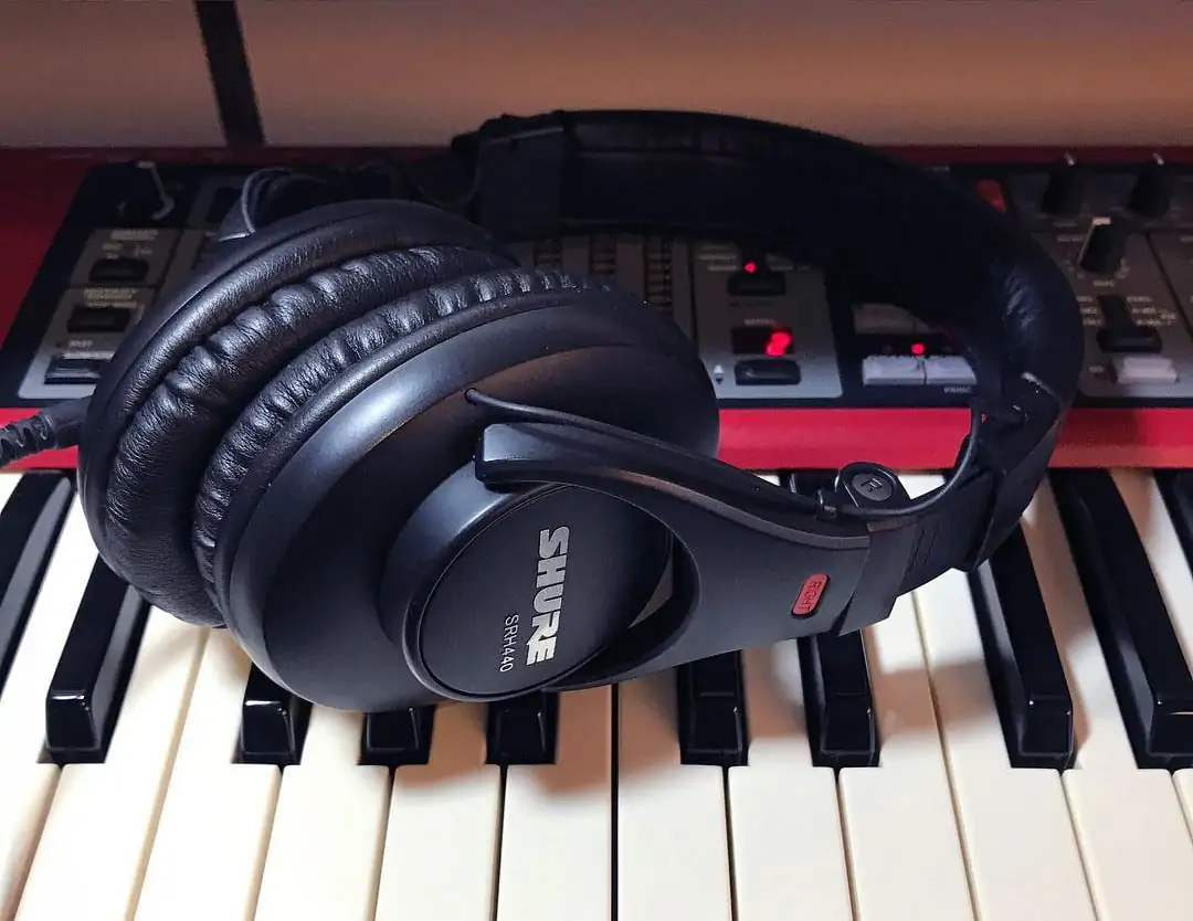 shure srh440 budget audiophile headphones