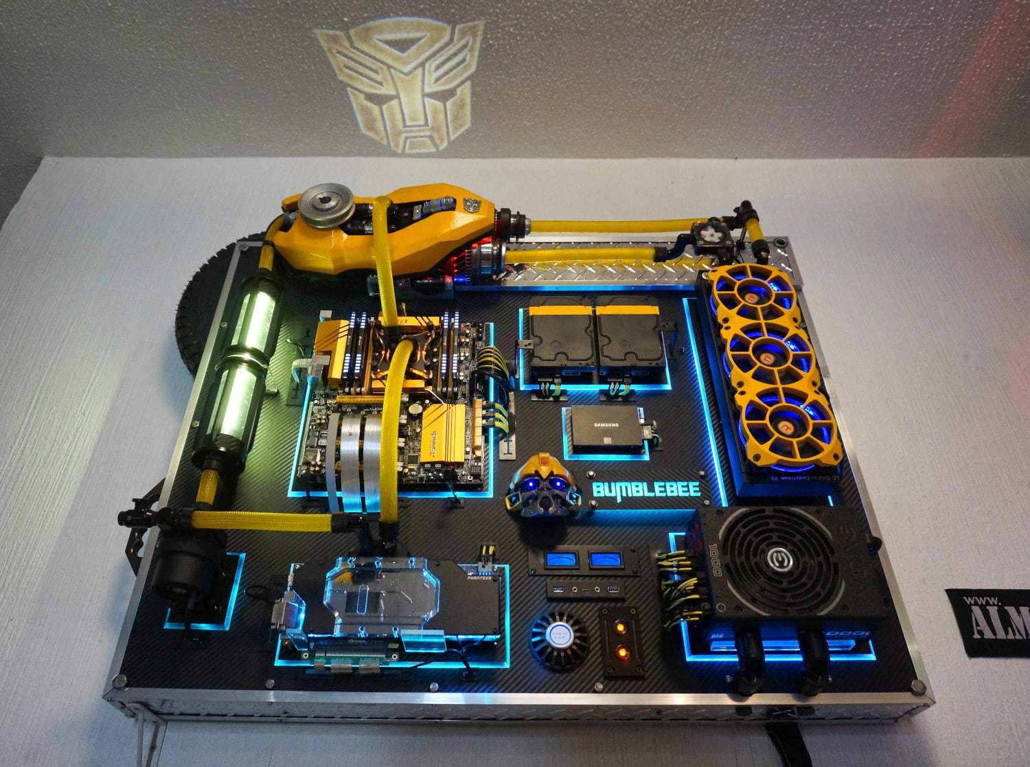 Wall-mounted PC