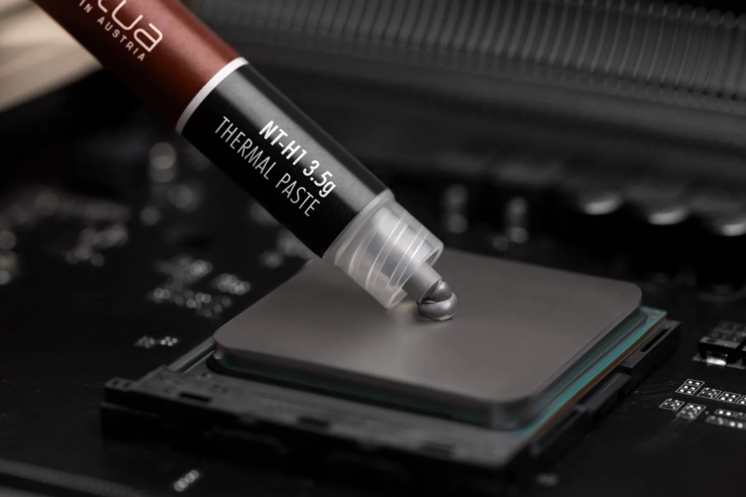 Applying thermal paste on CPU