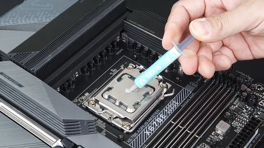 Applying thermal paste on CPU