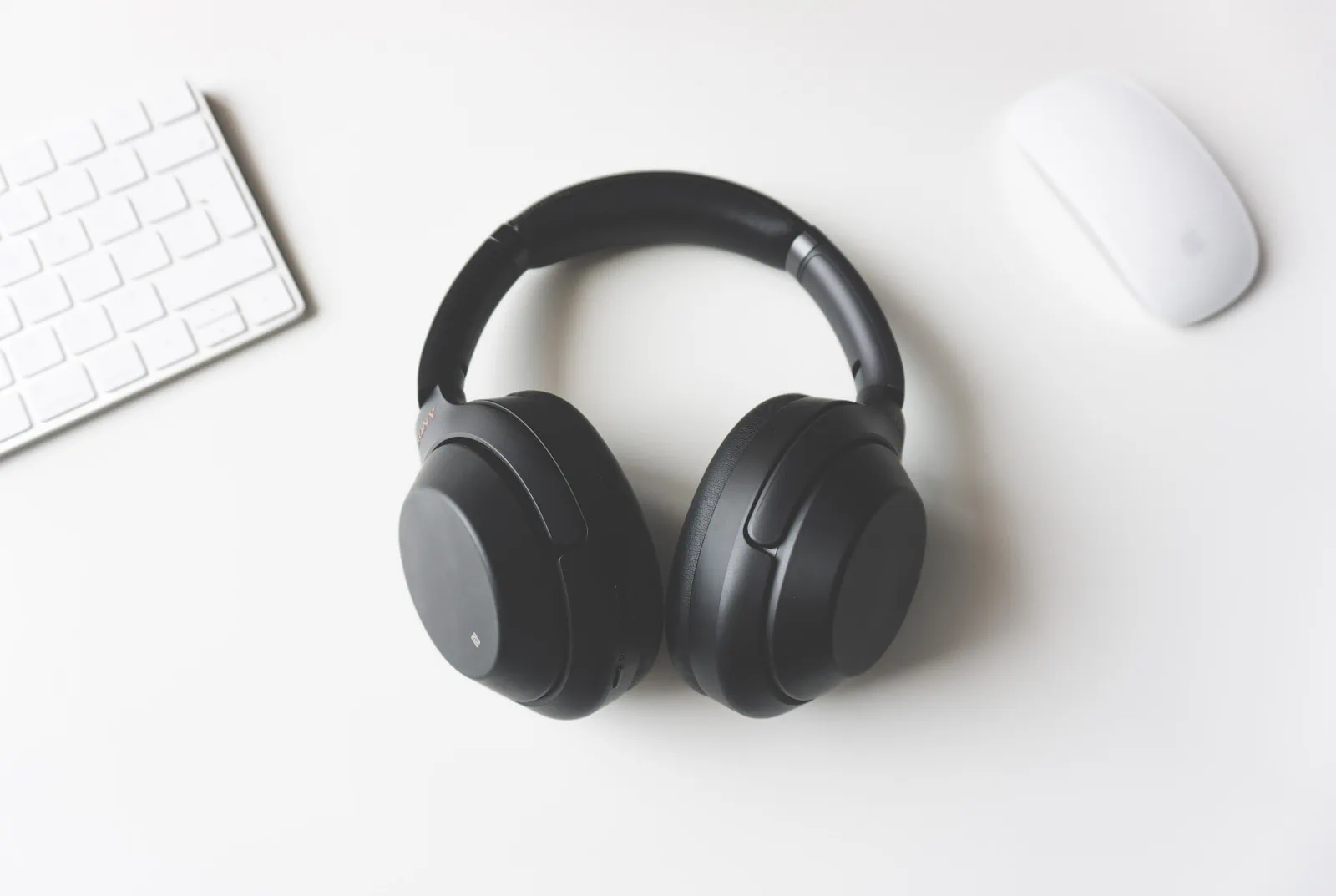 Closed-back headphones