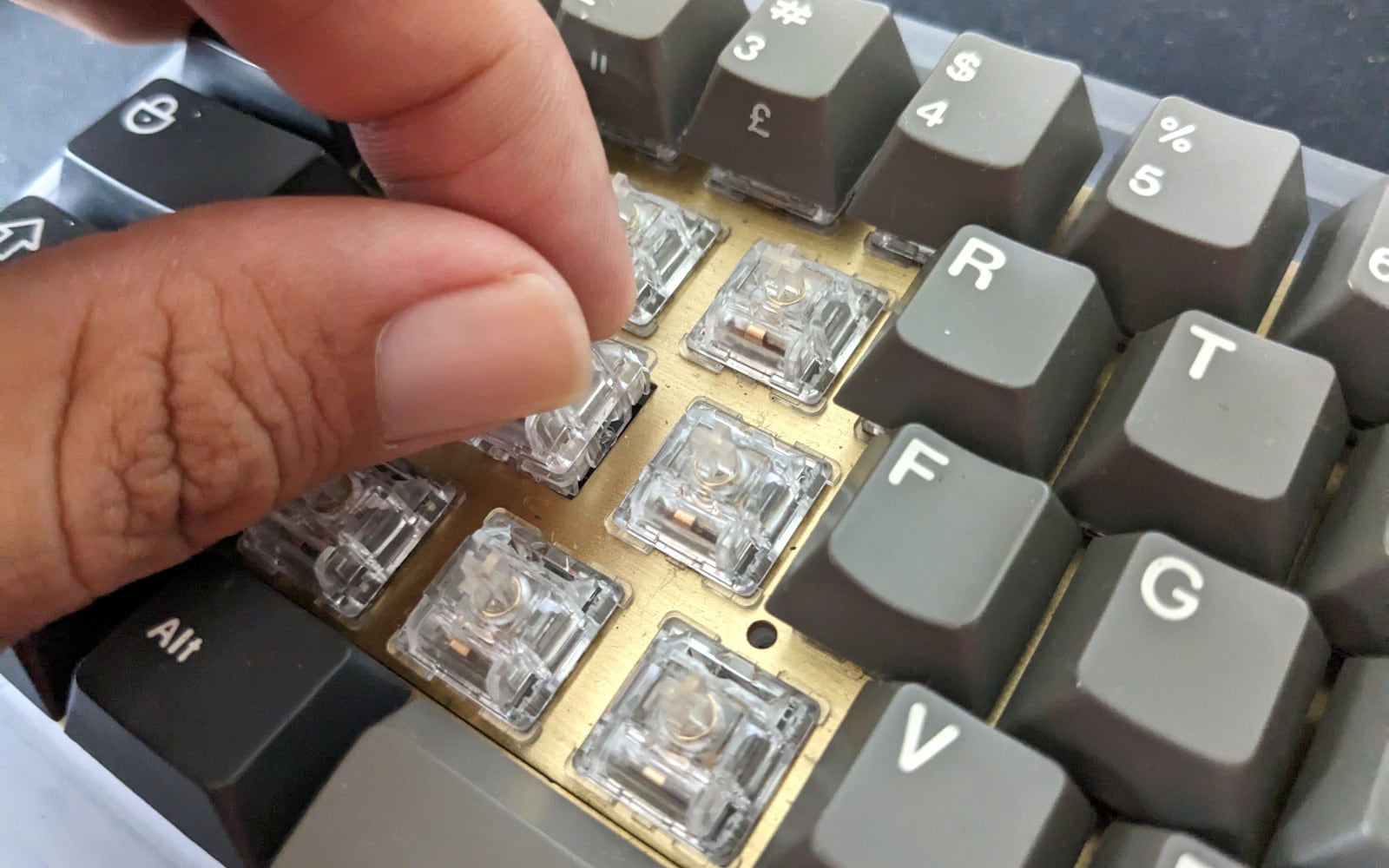 Installing hot-swap switches