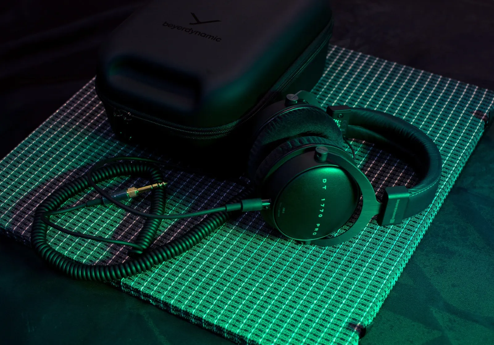 Closed-back headphones