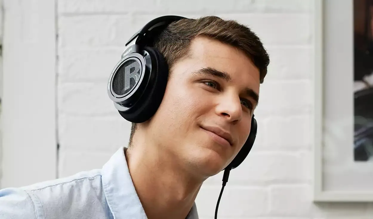 Philips SHP9500 being worn