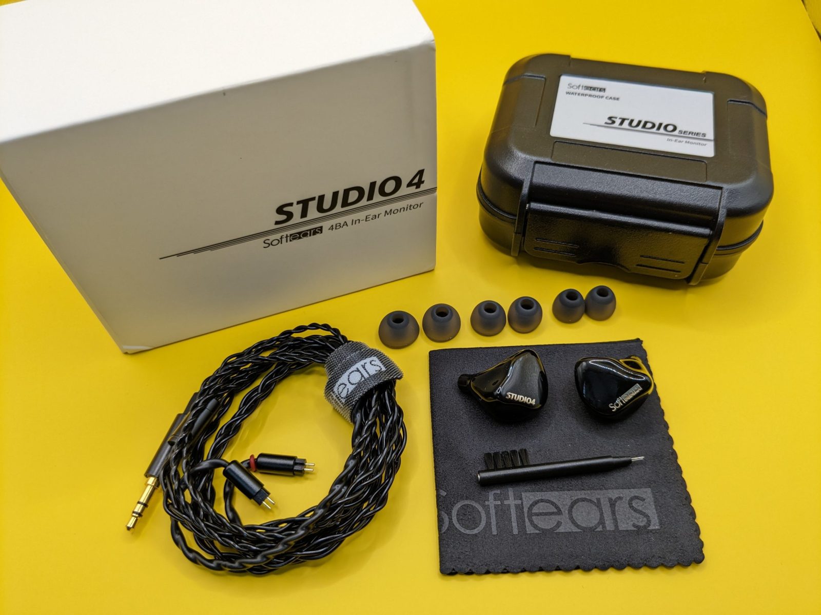 Softears Studio 4 in-ear monitor packaging